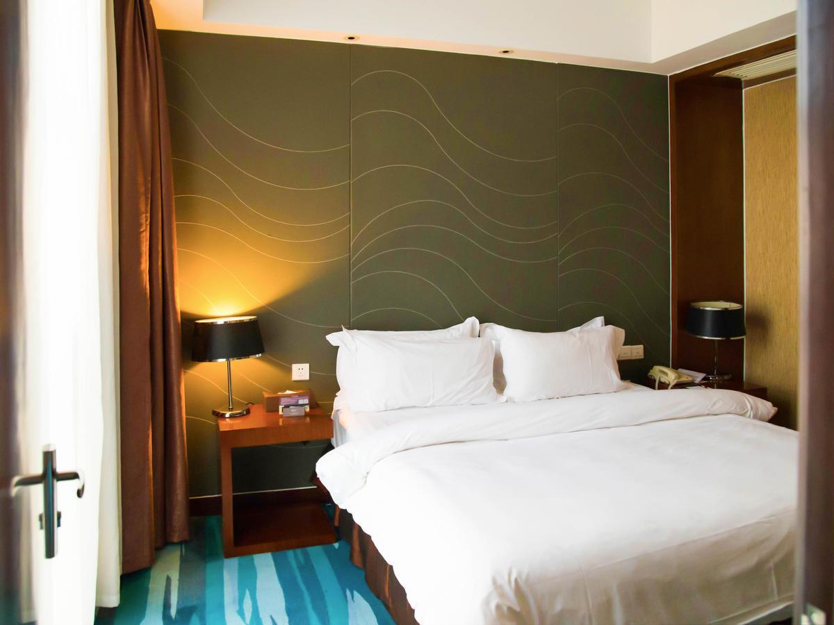 จินเจียง เมโทรโปโล เจิ้นเจียง เรลเวย์สเตชั่น ว่านต้าพลาซา Hotel ภายนอก รูปภาพ